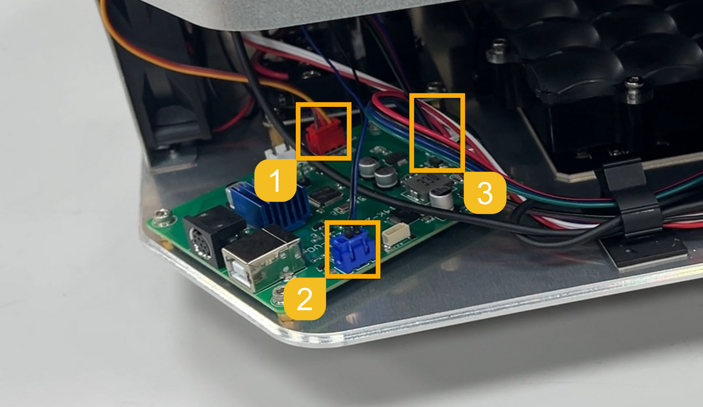 Nuova scheda Auto-Feeder installata nella Phrozen Sonic Mega 8K S con connettori evidenziati
